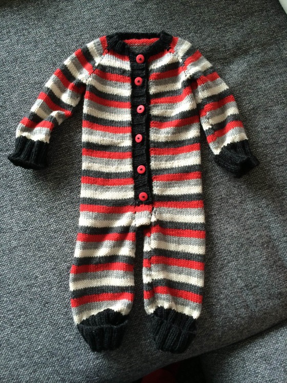 Heldragt i uld til baby (Foto: Strikker.dk)